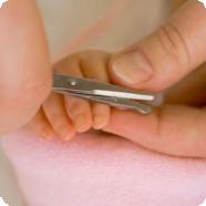 Как подстричь ногти младенцу